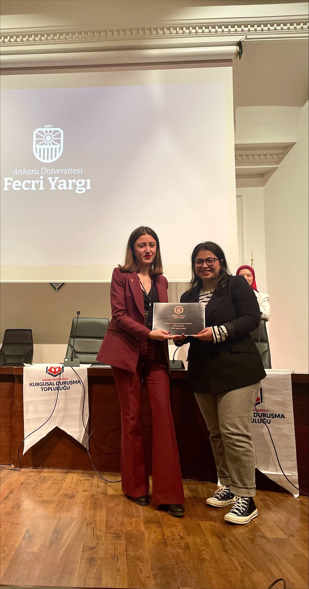 Hukuk Fakültesi öğrencilerimizden Afife Melek AKSAN "Fecr-i Yargı Kurgusal Duruşma" isimli konferans kapsamında ödül almaya hak kazanmıştır